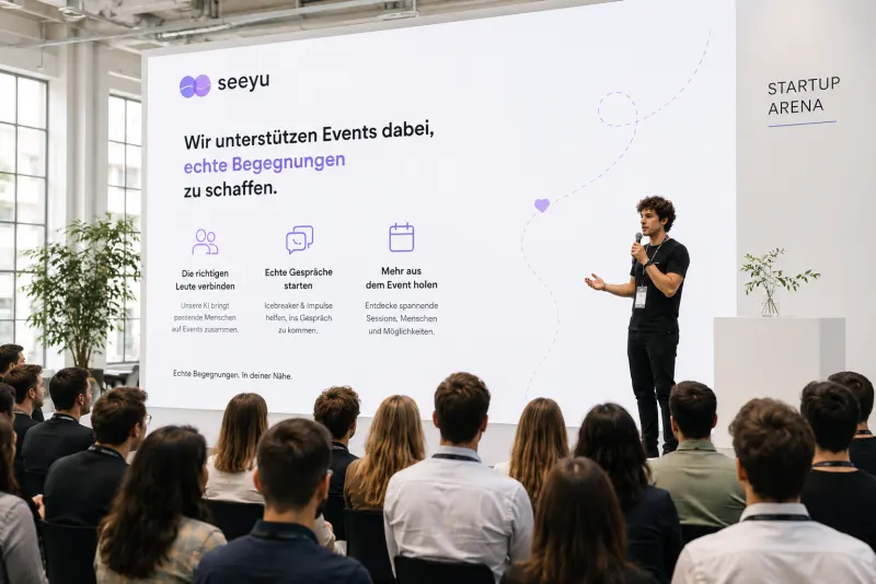 Ein Speaker präsentiert Seeyu auf der Bühne einer Startup-Messe vor Publikum